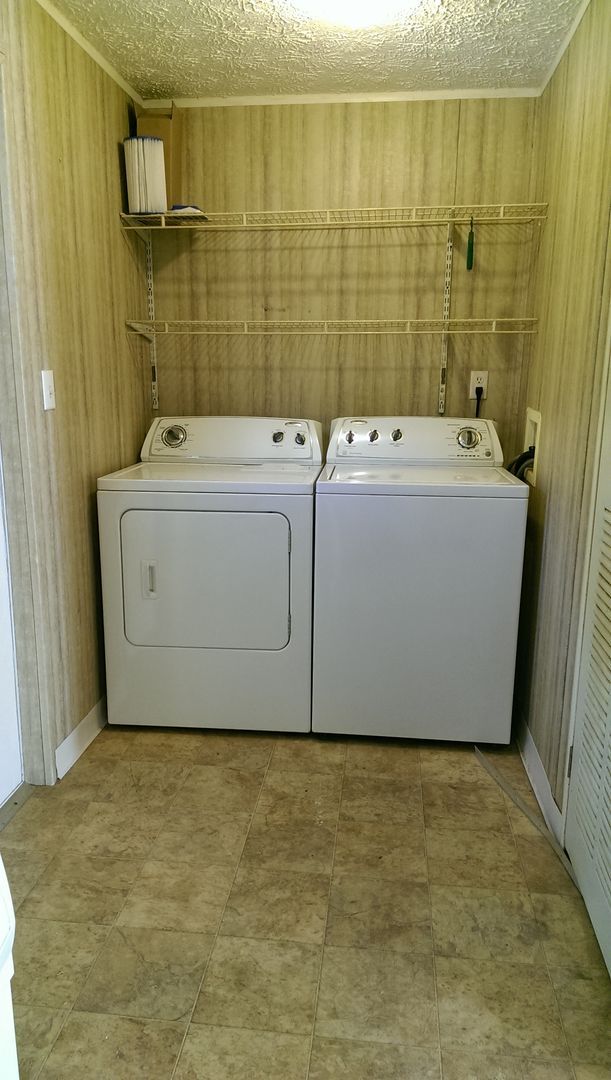 Building Photo - 3 Bed 2 Bath w/ HUGE screen porch on partially FENCED 1/3 Acre!