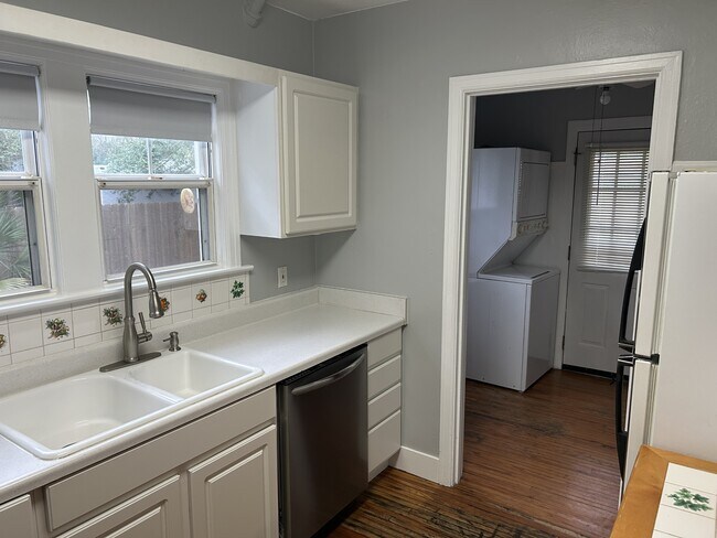 Building Photo - 1701 E Bobe St