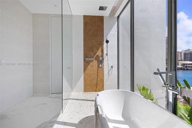 Building Photo - 503 Palm Dr