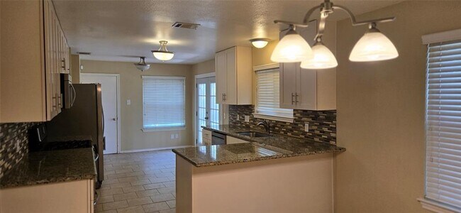 Building Photo - 2800 Norfolk Dr