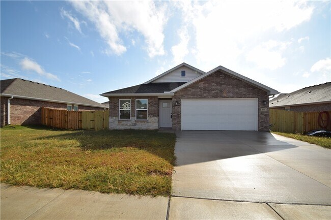 Building Photo - 2071 Bluestem Dr