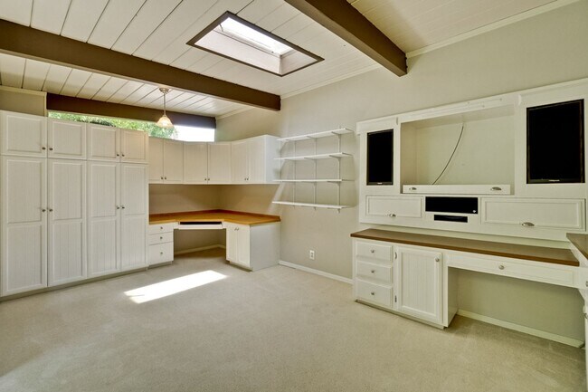 Building Photo - Beautifully Updated 4 Bed, 3 Bath Eichler ...