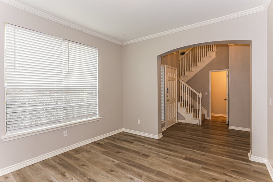 Building Photo - 1630 Redwood Dr