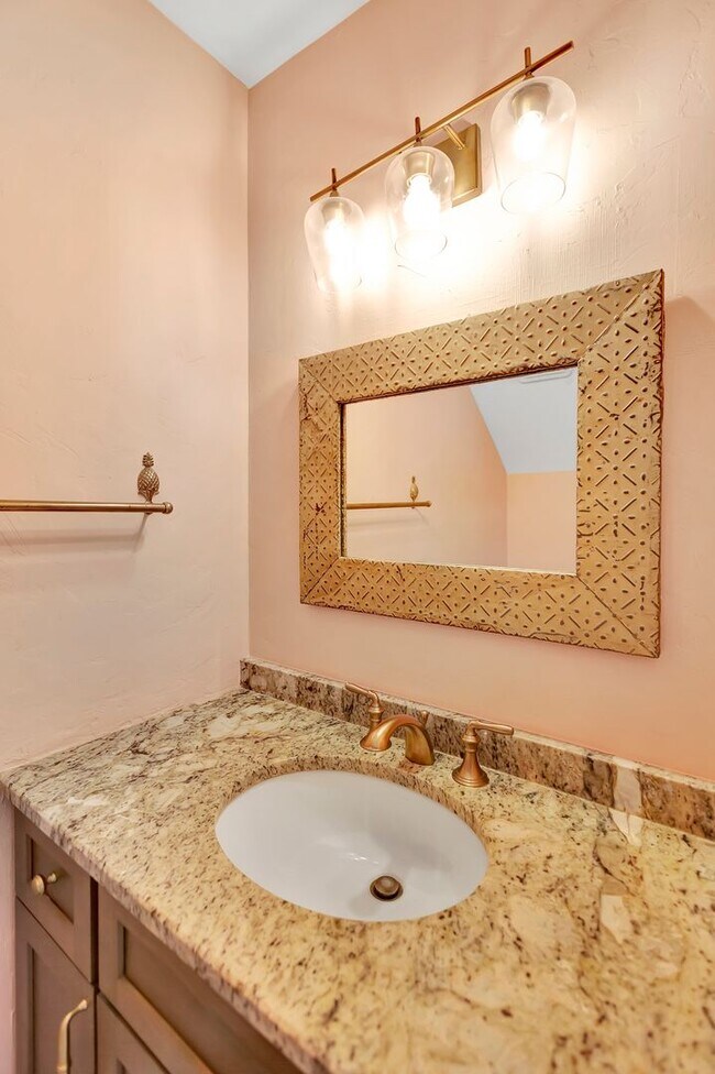 Building Photo - Prime Location Near Ravenel Bridge & Charl...