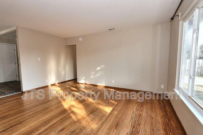 Building Photo - 10624 Chardonay Dr