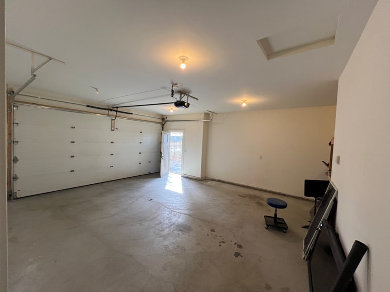 Building Photo - 1032 N Helen Ln