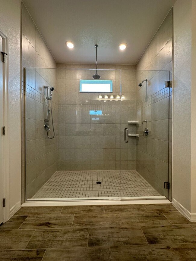 Building Photo - 2525 Carriage Pointe Loop