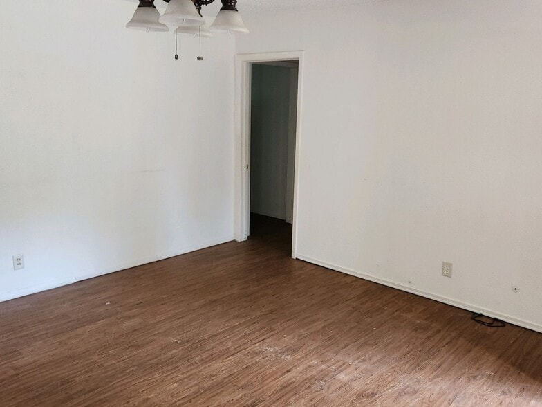 Building Photo - 208 Southview Dr