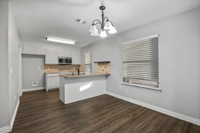 Building Photo - 401 Maple Row