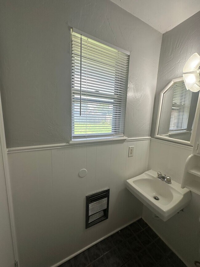 Building Photo - 4844 Woodview Dr