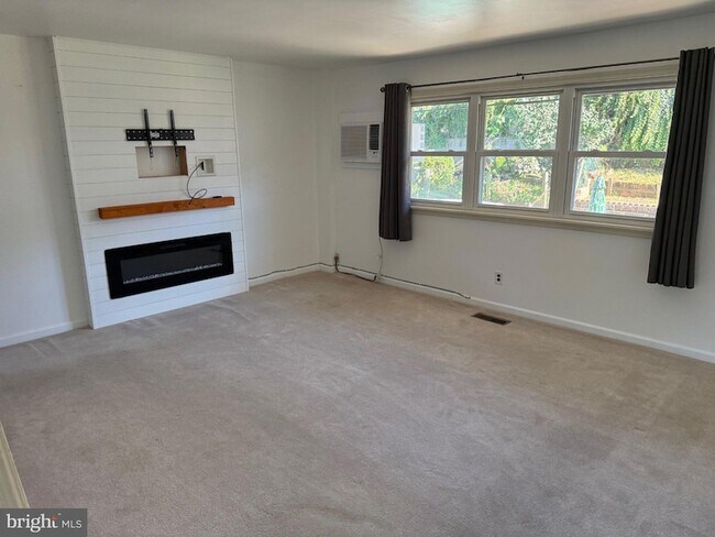 Building Photo - 3555 Churchill Ln