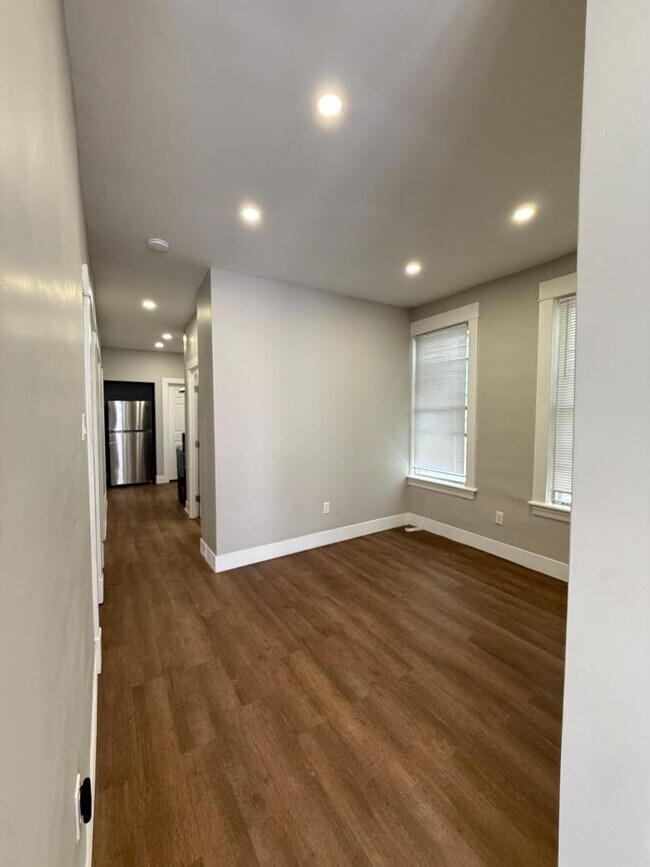 Building Photo - 605 3rd St