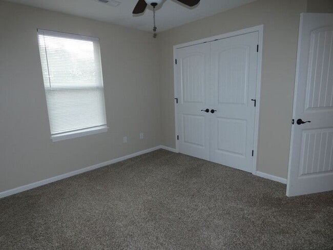 Building Photo - Beautiful Town Home!