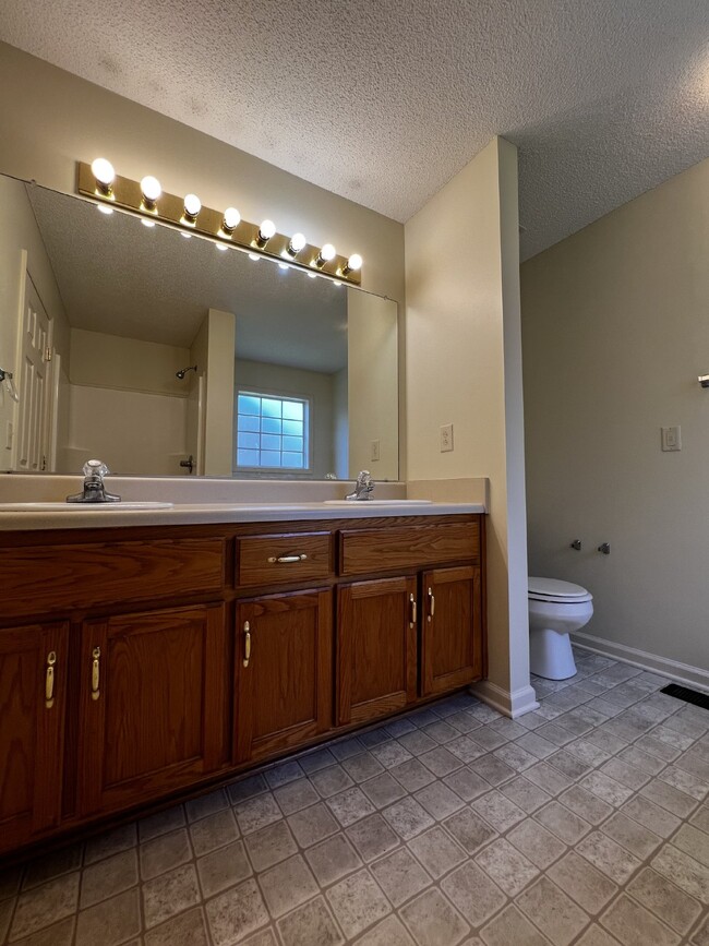 Building Photo - Charming 3 Bed, 2.5 Bath Home in Clarksvil...