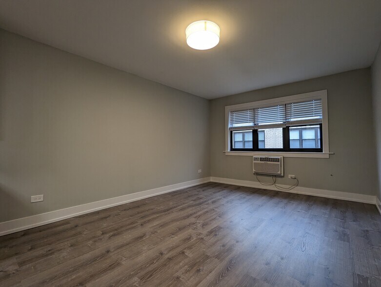 Building Photo - 456 W Barry Ave