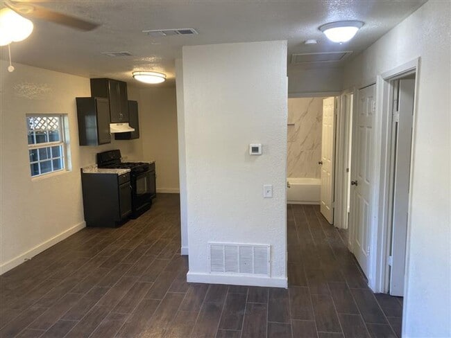 Building Photo - 2/1 Townhouse with covered parking