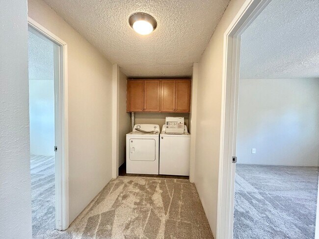 Building Photo - Charming 2 Bed, 1 Bath Canby Townhouse-Style Duplex!