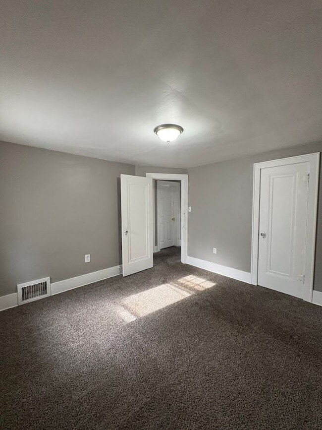 Building Photo - Large 4 bedrooms 1 full bathroom home for rent