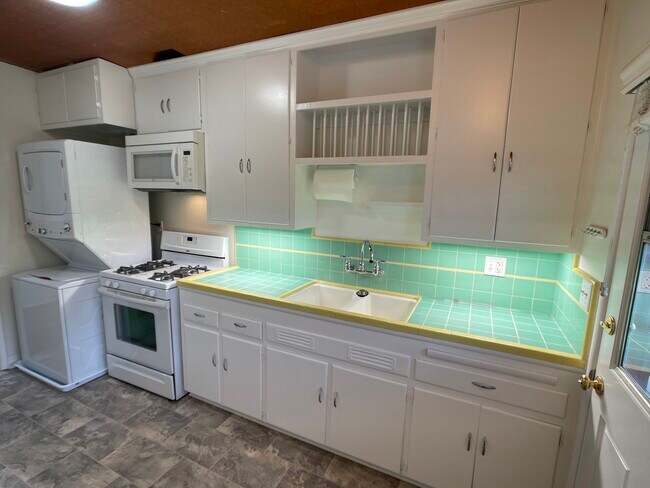 Kitchen - 1755 Silver Lake Blvd