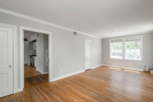 Building Photo - 807 W 12th St