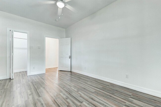 Building Photo - 10910 Maple Leaf St