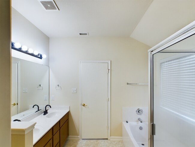 Building Photo - 15123 Meredith Ln