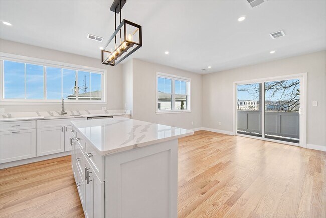 Primary Photo - 2-4 Hecla St