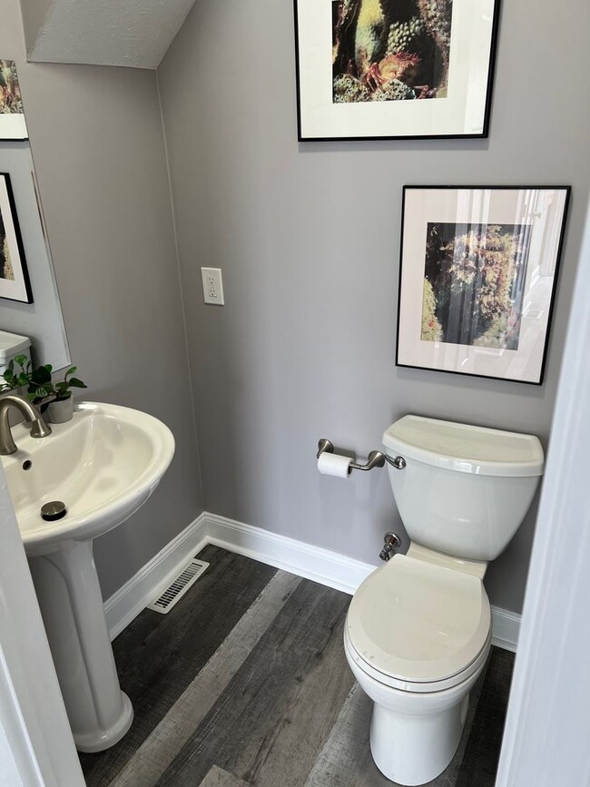 Building Photo - Gorgeous 4 bed, 2.5 bath stunner in Lakewood!