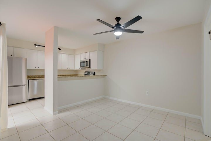 Building Photo - 904 9th Ct