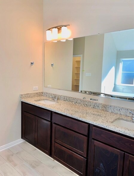 Building Photo - 808 Fallbrook Dr