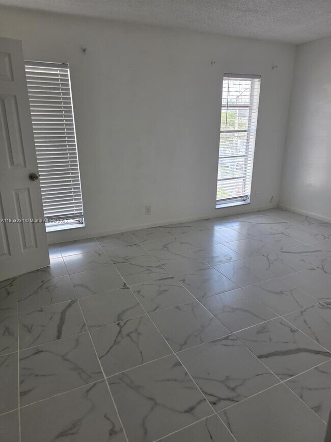 Building Photo - 1206 Seaview