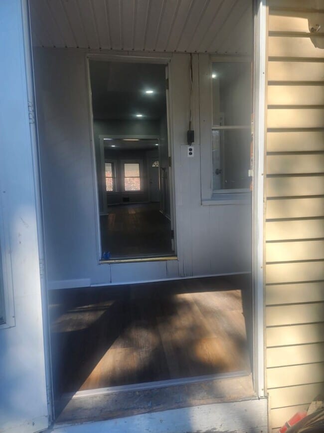 Building Photo - Two bedroom apartment one bathroom