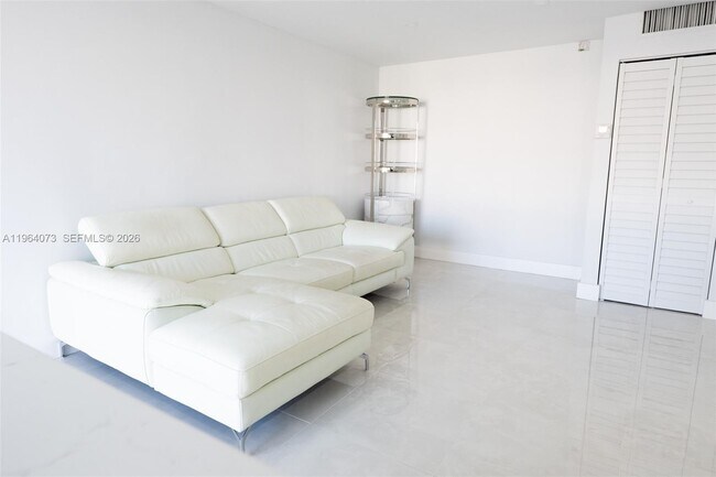 Building Photo - 17021 N Bay Rd