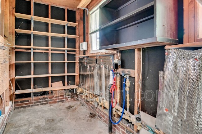 Building Photo - 202 Spring Dr