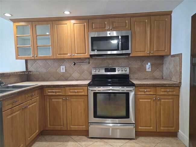 Building Photo - 5880 Collins Ave