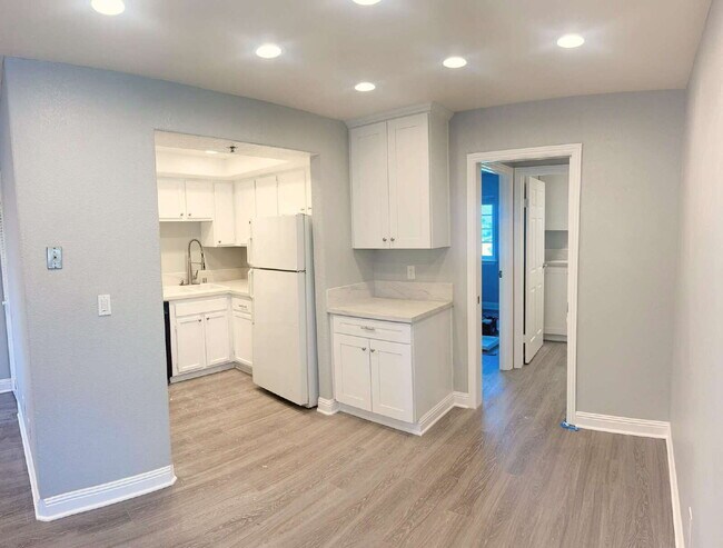 Building Photo - La Mesa Four-Plex Townhouse with Decks & G...