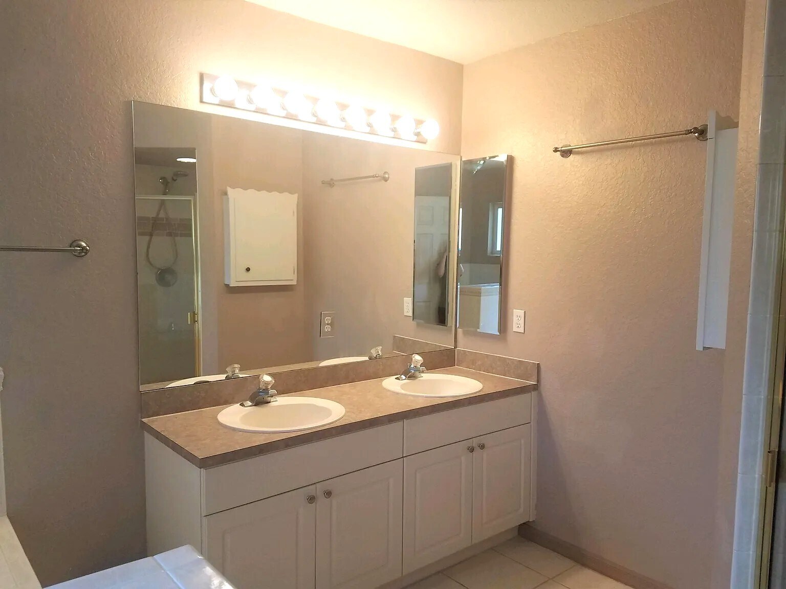 Building Photo - 9260 Sedgefield Rd