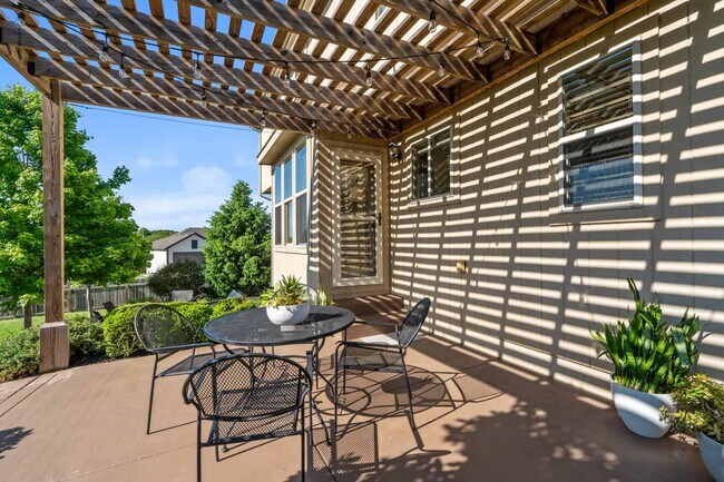 Building Photo - 1324 NE Country Ln