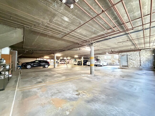 Building Photo - 2 Bed / 2.5 Bath Tri-Level Townhome – Gated Community in North Redondo Beach (Torrance PO)