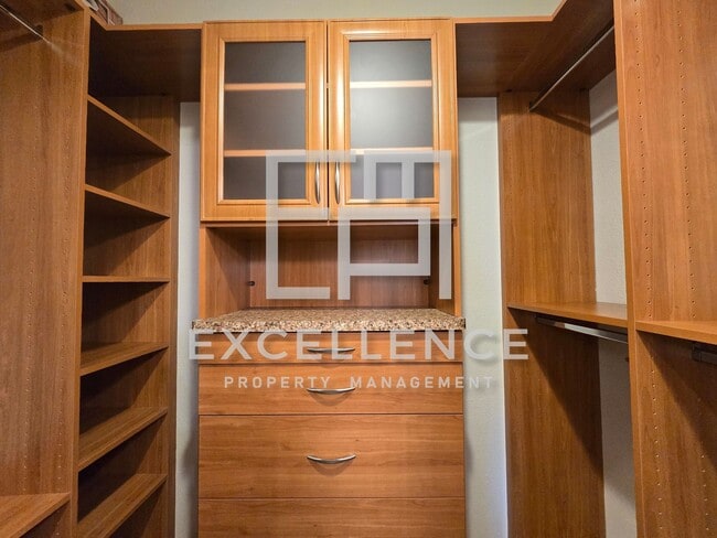 Building Photo - 2/2.5, 2 Car Tandem Garage, 2 En-Suite Bedrooms, Washer and Dryer - Japan Town