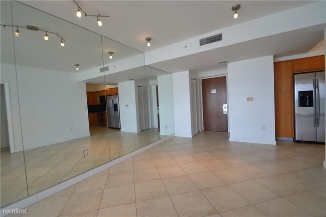 Building Photo - 1 br, 1 bath Condo - 6365 Collins Ave UNFU...