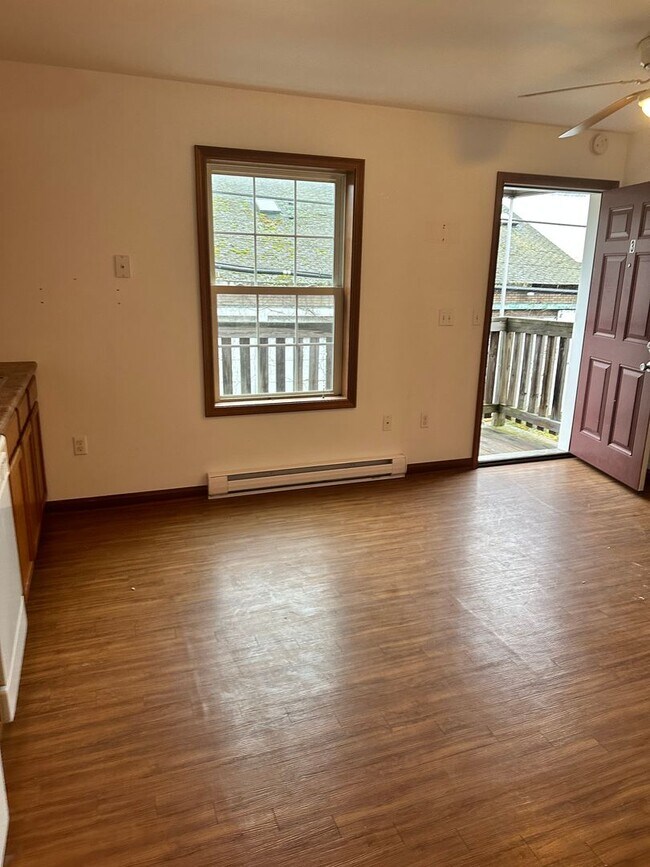 Building Photo - Spacious 2 Bedroom Townhouse