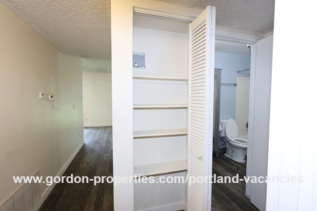 Building Photo - $1,395.00 - NE Fremont St - 2 bedroom cond...