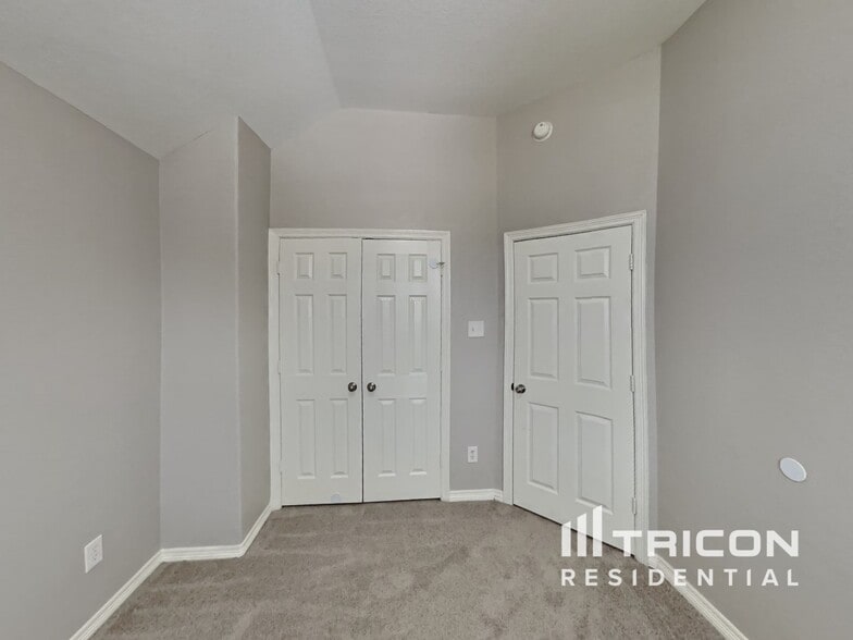 Building Photo - 963 Oak Lynn Dr