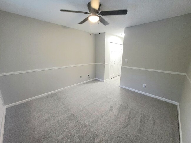 Building Photo - Townhome in University Area; Master on Main!