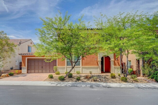 Building Photo - 4 bedroom home with 2 primary bedrooms! On...