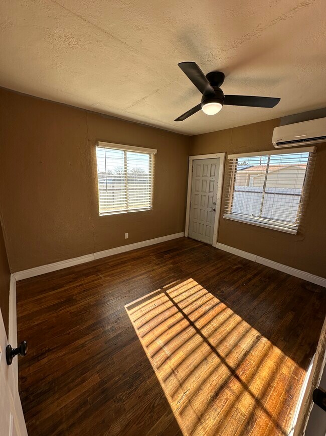 Building Photo - 703 N 5th St