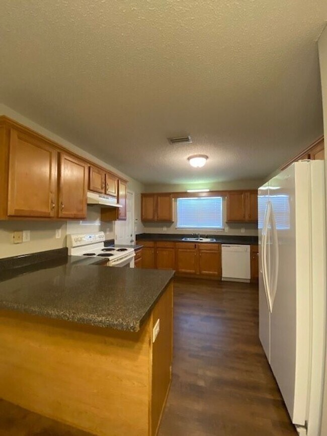 Building Photo - 25855 Argonne Dr
