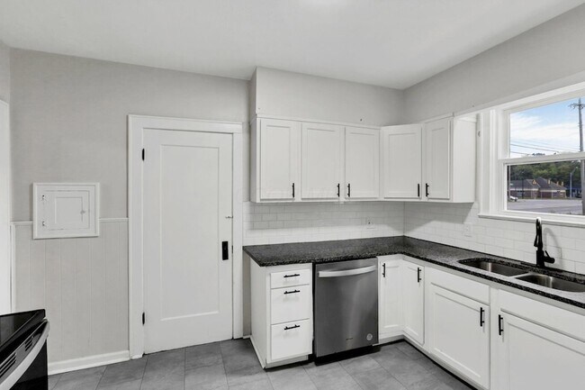 Building Photo - 2365 Stelzer Rd