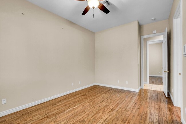 Building Photo - Single Story in Country Club Hills!
